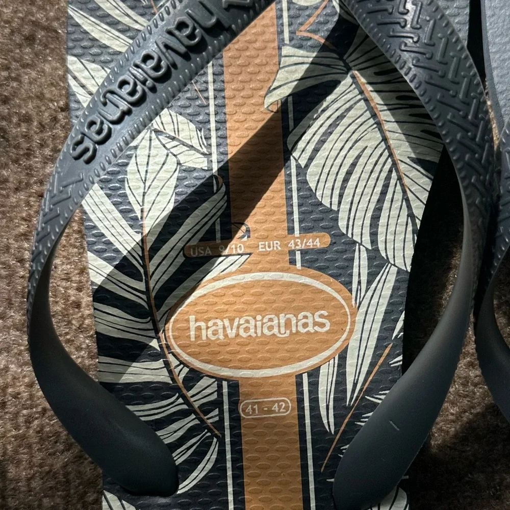 Havaianas Tropical Leaf Flip Flops - Gray and Tan Men’s 9-10 (41-42) - Picture 4 of 6